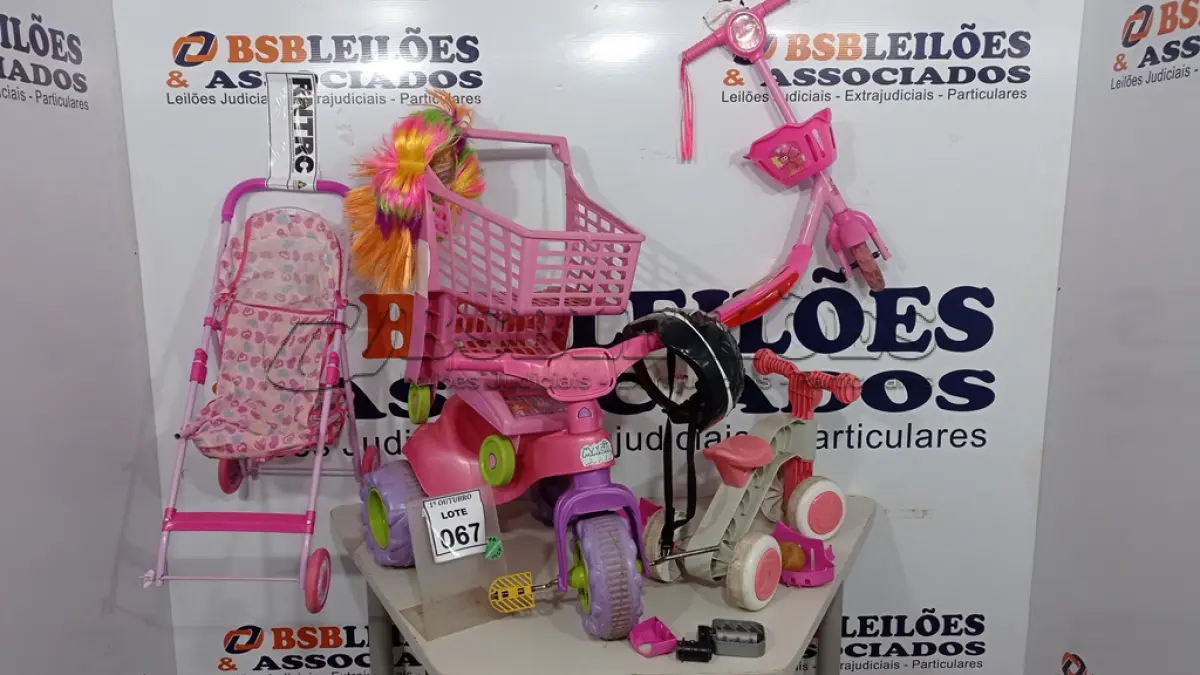 LOTE 067 - 02 TRICICLOS INFANTIS, 01 PATINETE INFANTIL E 02 CARRINHOS DE BONECA. (NO ESTADO) ATENÇÃO! FAZER A VISITAÇÃO ANTES DE ARREMATAR, NÃO SABEMOS SE FUNCIONA, LEILÃO NÃO TEM GARANTIA E NEM DEVOLUÇÃO, SUJEITO A POSSÍVEIS AVARIAS VISÍVEIS/OCULTAS E/OU AUSÊNCIA DE COMPONENTES.