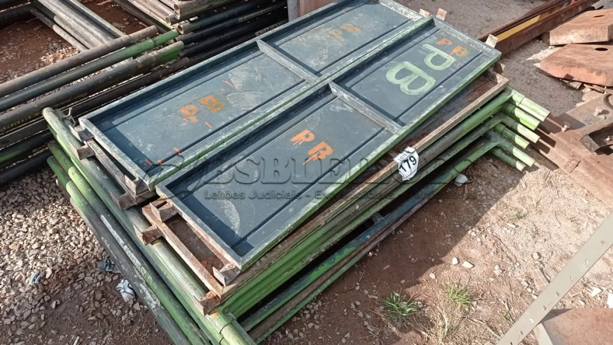 LOTE 179 - 10 PEÇAS ANDAIMES DE 1 X 1,50M COM 04 PLATAFORMA DE 1,50M. (NO ESTADO, NÃO SABEMOS SE FUNCIONA. LEILÃO NÃO TEM GARANTIA E NEM DEVOLUÇÃO, SUJEITO A POSSÍVEIS AVARIAS VISÍVEIS/OCULTAS E/OU AUSÊNCIA DE COMPONENTES)