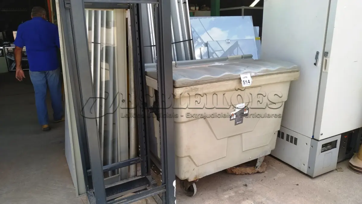 LOTE 514 - 01 LIXEIRA DE GRANDE PORTE E 01 RACK DE FERRO INCOMPLETO. (NO ESTADO) ATENÇÃO! FAZER A VISITAÇÃO ANTES DE ARREMATAR, NÃO SABEMOS SE FUNCIONA, LEILÃO NÃO TEM GARANTIA E NEM DEVOLUÇÃO, SUJEITO A POSSÍVEIS AVARIAS VISÍVEIS/OCULTAS E/OU AUSÊNCIA DE COMPONENTES.