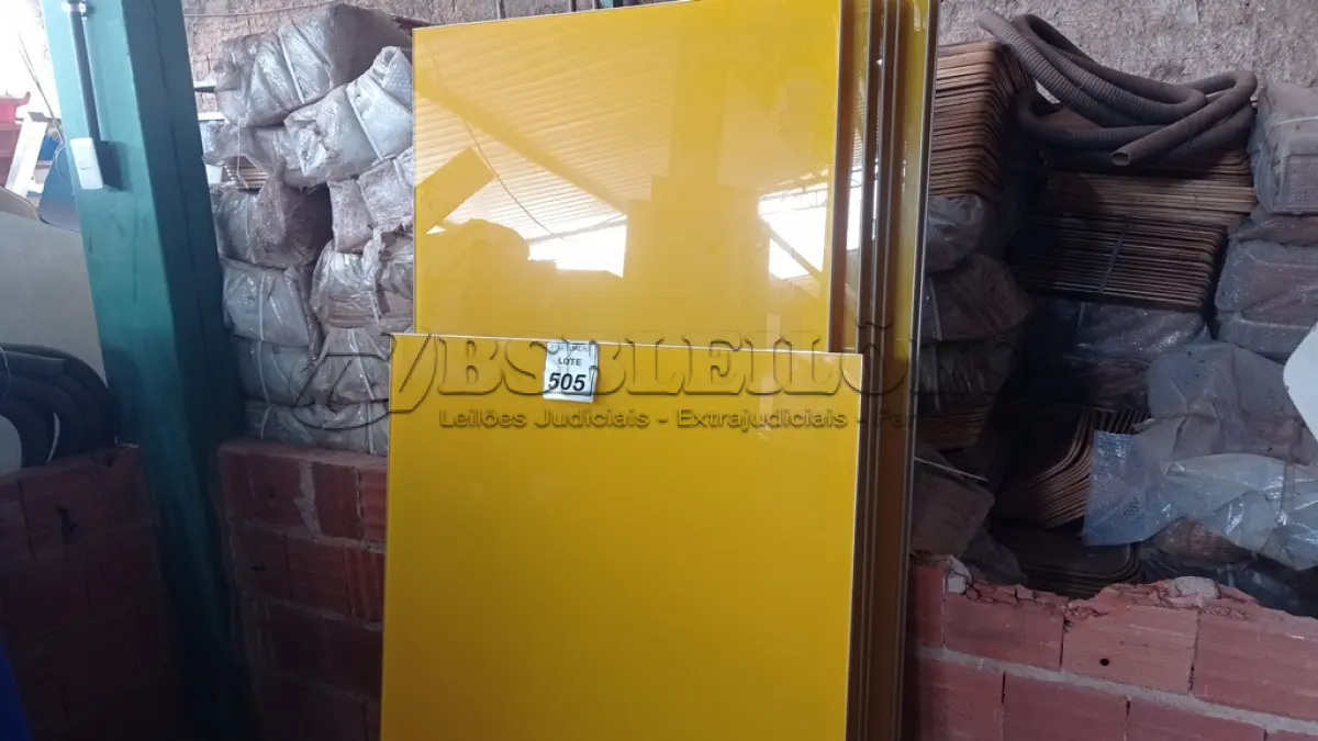 LOTE 505 - 07 PAINÉIS DE VIDRO NA COR AMARELA DE TAMANHOS VARIADOS. (NO ESTADO) ATENÇÃO! FAZER A VISITAÇÃO ANTES DE ARREMATAR, NÃO SABEMOS SE FUNCIONA, LEILÃO NÃO TEM GARANTIA E NEM DEVOLUÇÃO, SUJEITO A POSSÍVEIS AVARIAS VISÍVEIS/OCULTAS E/OU AUSÊNCIA DE COMPONENTES.