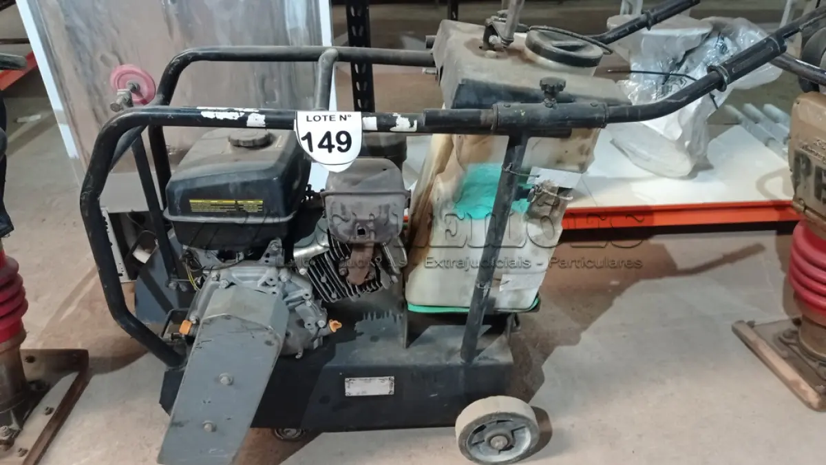 LOTE 149 - 01 CORTADORA DE PISO TOYAMA 13HP GASOLINA. (NO ESTADO, NÃO SABEMOS SE FUNCIONA. LEILÃO NÃO TEM GARANTIA E NEM DEVOLUÇÃO, SUJEITO A POSSÍVEIS AVARIAS VISÍVEIS/OCULTAS E/OU AUSÊNCIA DE COMPONENTES)
