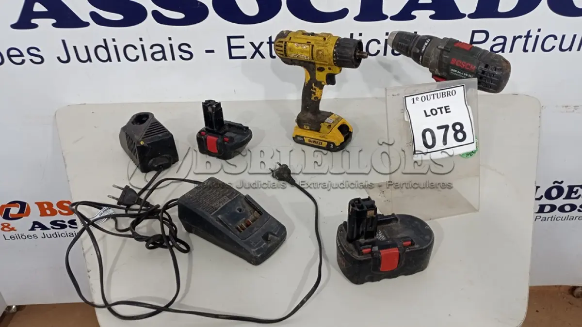 LOTE 078 - 02 PARAFUSADEIRAS, 02 BATERIAS DE PARAFUSADEIRA E 02 CARREGADORES. (NO ESTADO) ATENÇÃO! FAZER A VISITAÇÃO ANTES DE ARREMATAR, NÃO SABEMOS SE FUNCIONA, LEILÃO NÃO TEM GARANTIA E NEM DEVOLUÇÃO, SUJEITO A POSSÍVEIS AVARIAS VISÍVEIS/OCULTAS E/OU AUSÊNCIA DE COMPONENTES
