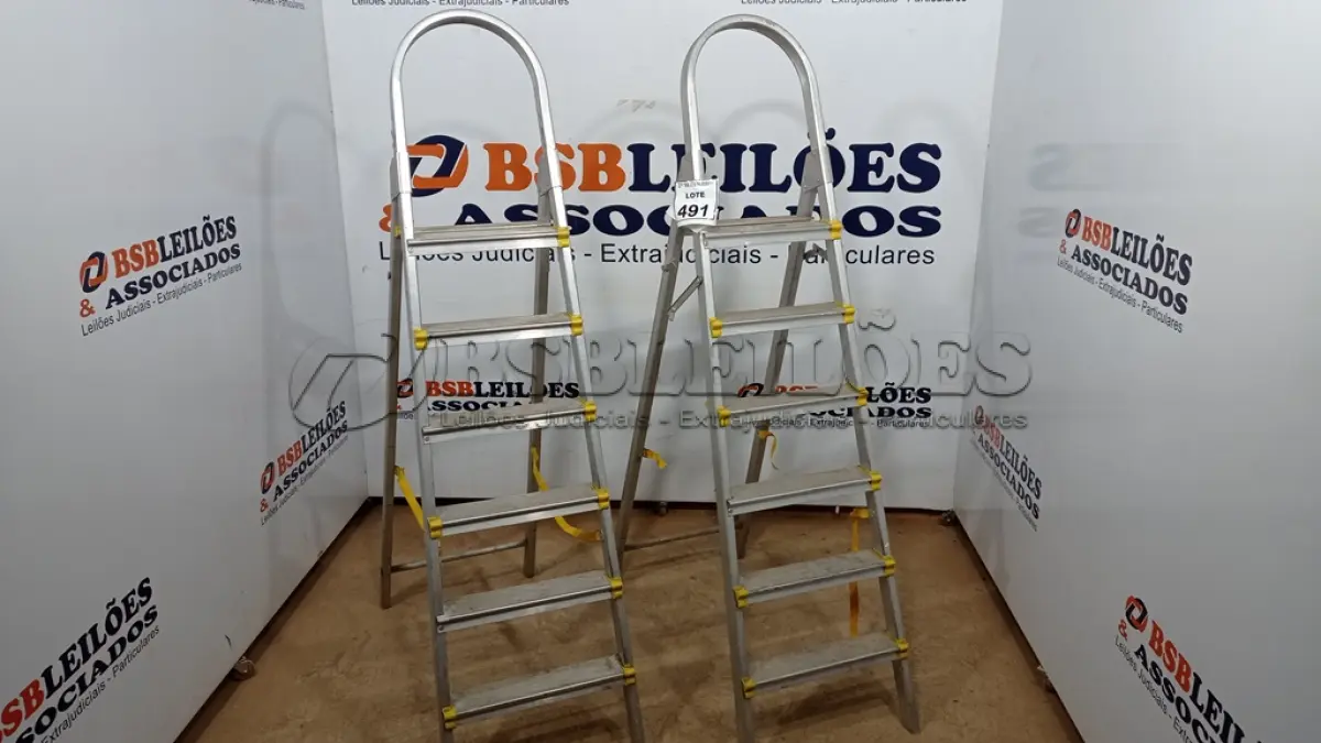 LOTE 491 - 02 ESCADAS DE ALUMÍNIO DOBRÁVEL. (NO ESTADO) ATENÇÃO! FAZER A VISITAÇÃO ANTES DE ARREMATAR, NÃO SABEMOS SE FUNCIONA, LEILÃO NÃO TEM GARANTIA E NEM DEVOLUÇÃO, SUJEITO A POSSÍVEIS AVARIAS VISÍVEIS/OCULTAS E/OU AUSÊNCIA DE COMPONENTES.