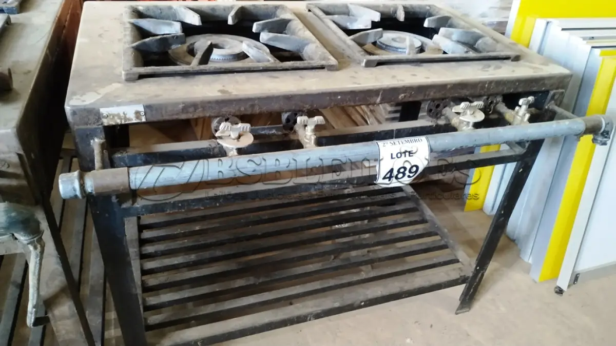 LOTE 489 - 01 FOGÃO INDUSTRIAL COM 02 BOCAS. (NO ESTADO) ATENÇÃO! FAZER A VISITAÇÃO ANTES DE ARREMATAR, NÃO SABEMOS SE FUNCIONA, LEILÃO NÃO TEM GARANTIA E NEM DEVOLUÇÃO, SUJEITO A POSSÍVEIS AVARIAS VISÍVEIS/OCULTAS E/OU AUSÊNCIA DE COMPONENTES.