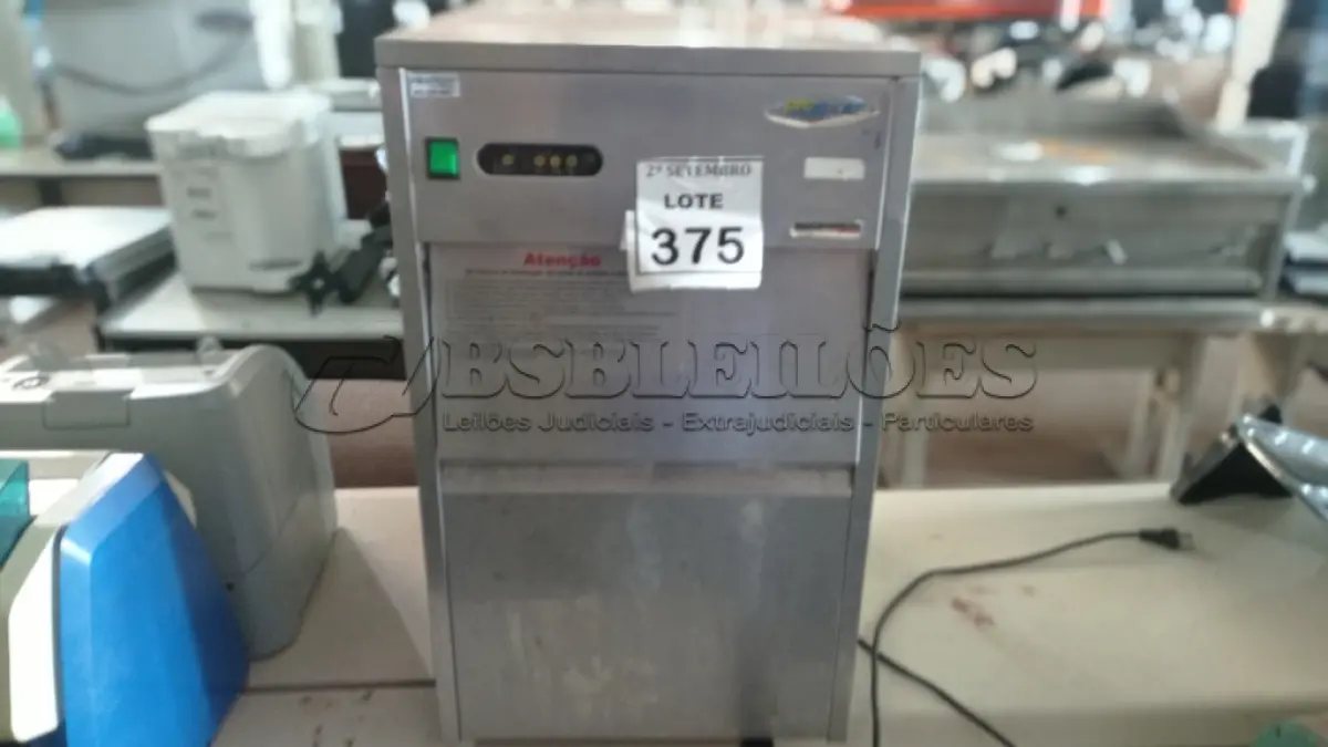 LOTE 375 - 01 MÁQUINA DE GELO AUTOMÁTICA INDUSTRIAL. (NO ESTADO) ATENÇÃO! FAZER A VISITAÇÃO ANTES DE ARREMATAR, NÃO SABEMOS SE FUNCIONA, LEILÃO NÃO TEM GARANTIA E NEM DEVOLUÇÃO, SUJEITO A POSSÍVEIS AVARIAS VISÍVEIS/OCULTAS E/OU AUSÊNCIA DE COMPONENTES.