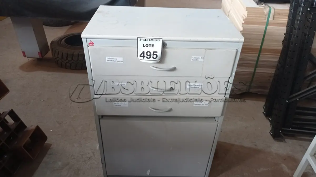LOTE 495 - 01 ARMÁRIO DE ARQUIVO COM 03 GAVETAS E 01 PORTA. (NO ESTADO) ATENÇÃO! FAZER A VISITAÇÃO ANTES DE ARREMATAR, NÃO SABEMOS SE FUNCIONA, LEILÃO NÃO TEM GARANTIA E NEM DEVOLUÇÃO, SUJEITO A POSSÍVEIS AVARIAS VISÍVEIS/OCULTAS E/OU AUSÊNCIA DE COMPONENTES.
