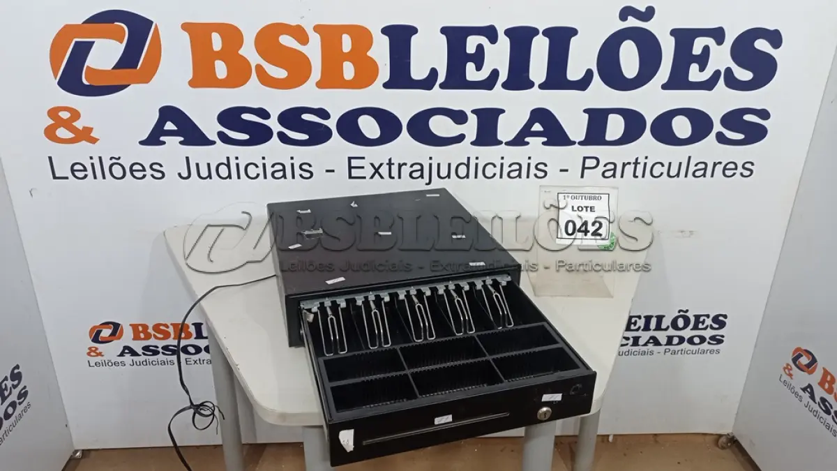 LOTE 042 - 01 GAVETA DE DINHEIRO. (NO ESTADO) ATENÇÃO! FAZER A VISITAÇÃO ANTES DE ARREMATAR, NÃO SABEMOS SE FUNCIONA, LEILÃO NÃO TEM GARANTIA E NEM DEVOLUÇÃO, SUJEITO A POSSÍVEIS AVARIAS VISÍVEIS/OCULTAS E/OU AUSÊNCIA DE COMPONENTES.