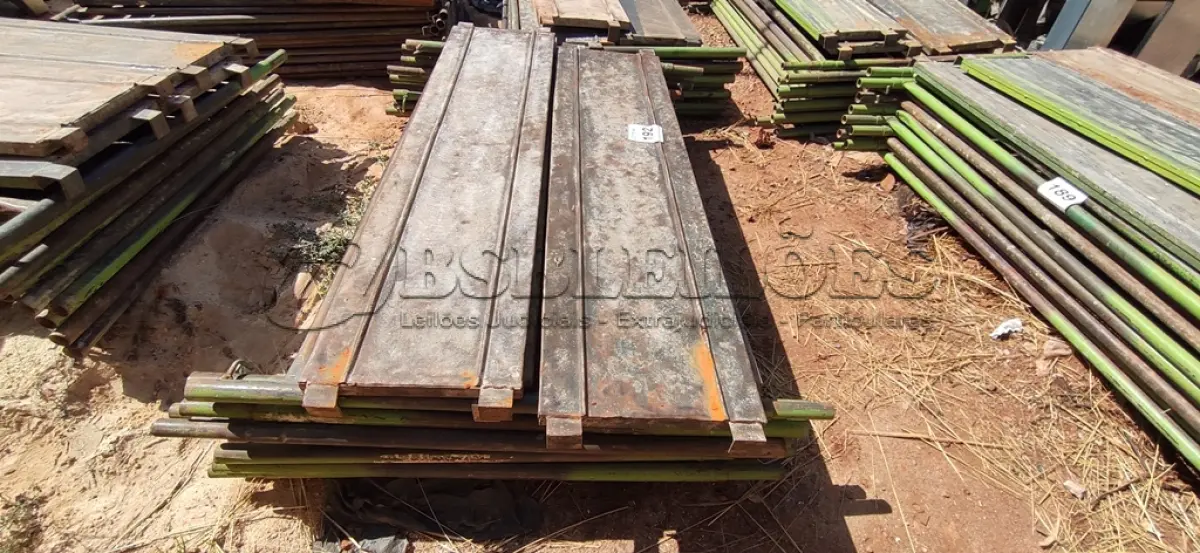 LOTE 192 - 10 PEÇAS ANDAIMES DE 1 X 1,50M COM 04 PLATAFORMA DE 1,50M. (NO ESTADO, NÃO SABEMOS SE FUNCIONA. LEILÃO NÃO TEM GARANTIA E NEM DEVOLUÇÃO, SUJEITO A POSSÍVEIS AVARIAS VISÍVEIS/OCULTAS E/OU AUSÊNCIA DE COMPONENTES)