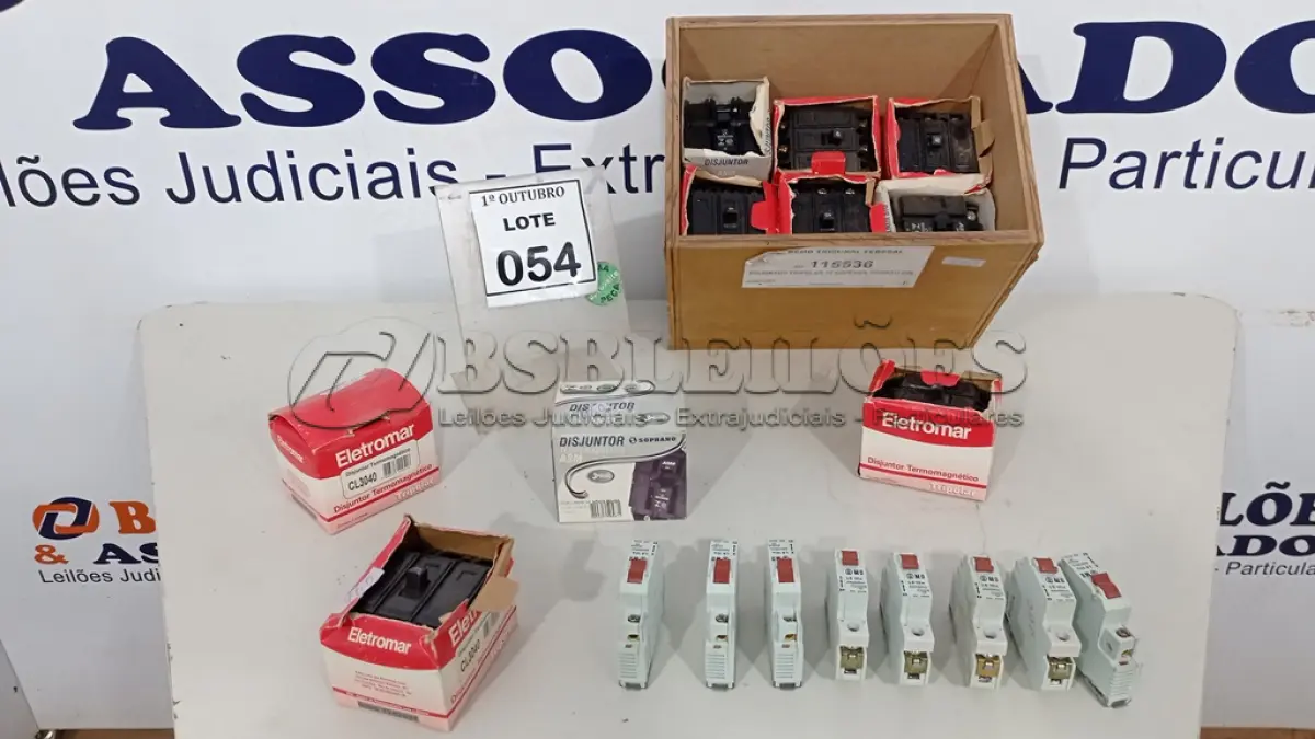 LOTE 054 - 01 LOTE COM VÁRIOS DISJUNTORES MARCAS DIVERSAS. (NO ESTADO) ATENÇÃO! FAZER A VISITAÇÃO ANTES DE ARREMATAR, NÃO SABEMOS SE FUNCIONA, LEILÃO NÃO TEM GARANTIA E NEM DEVOLUÇÃO, SUJEITO A POSSÍVEIS AVARIAS VISÍVEIS/OCULTAS E/OU AUSÊNCIA DE COMPONENTES.