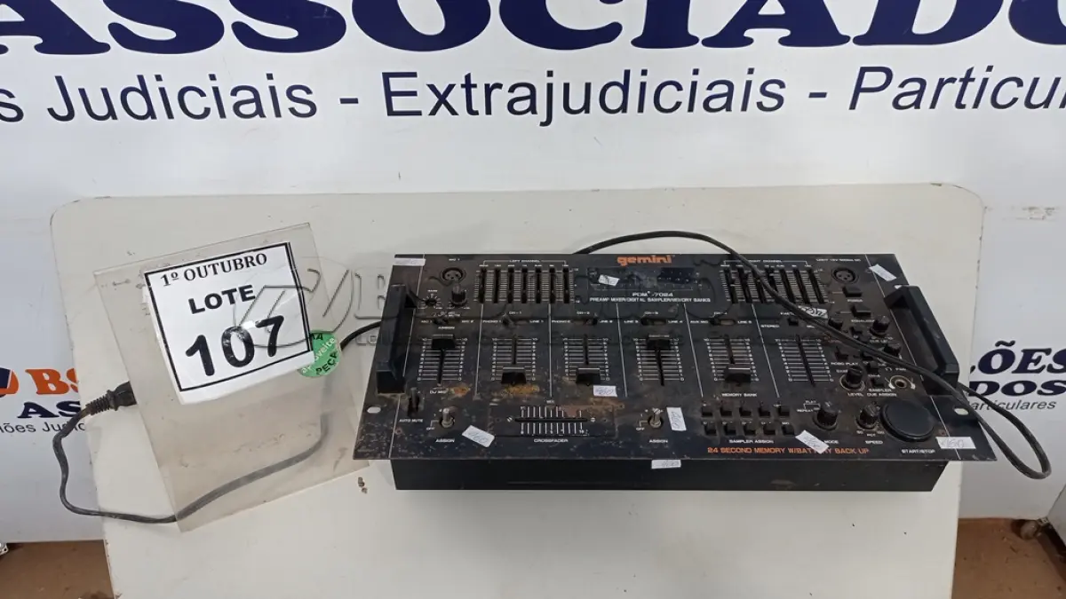 LOTE 107 - 01 MESA DE SOM MARCA GEMINI. (NO ESTADO) ATENÇÃO! FAZER A VISITAÇÃO ANTES DE ARREMATAR, NÃO SABEMOS SE FUNCIONA, LEILÃO NÃO TEM GARANTIA E NEM DEVOLUÇÃO, SUJEITO A POSSÍVEIS AVARIAS VISÍVEIS/OCULTAS E/OU AUSÊNCIA DE COMPONENTES.