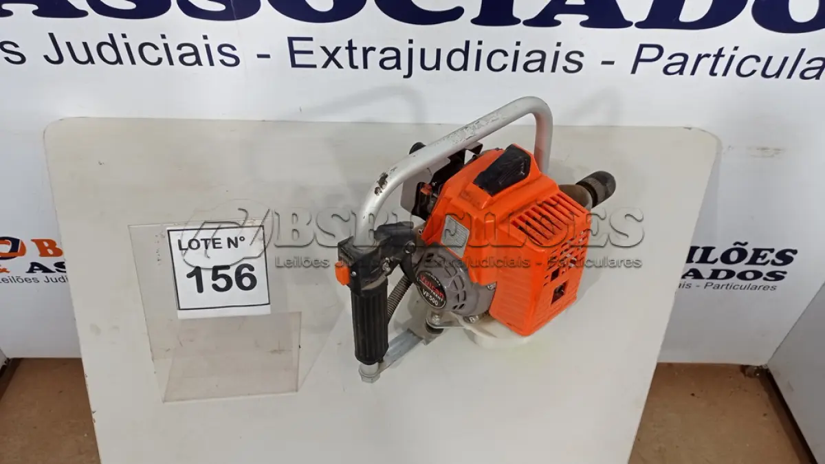 LOTE 156 - 01 FURADEIRA DE MOURÃO A GASOLINA VF 500. (NO ESTADO, NÃO SABEMOS SE FUNCIONA. LEILÃO NÃO TEM GARANTIA E NEM DEVOLUÇÃO, SUJEITO A POSSÍVEIS AVARIAS VISÍVEIS/OCULTAS E/OU AUSÊNCIA DE COMPONENTES)