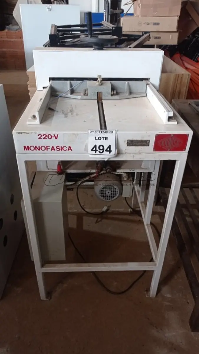LOTE 494 - 01 GUILHOTINA DE MESA MANUAL 220V GK440-40E MARCA KRAUSE. (NO ESTADO) ATENÇÃO! FAZER A VISITAÇÃO ANTES DE ARREMATAR, NÃO SABEMOS SE FUNCIONA, LEILÃO NÃO TEM GARANTIA E NEM DEVOLUÇÃO, SUJEITO A POSSÍVEIS AVARIAS VISÍVEIS/OCULTAS E/OU AUSÊNCIA DE COMPONENTES.