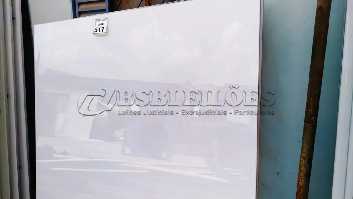LOTE 517 - 05 PAINÉIS DE VIDRO NA COR BRANCA DE 1,57X1,80. (NO ESTADO) ATENÇÃO! FAZER A VISITAÇÃO ANTES DE ARREMATAR, NÃO SABEMOS SE FUNCIONA, LEILÃO NÃO TEM GARANTIA E NEM DEVOLUÇÃO, SUJEITO A POSSÍVEIS AVARIAS VISÍVEIS/OCULTAS E/OU AUSÊNCIA DE COMPONENTES.