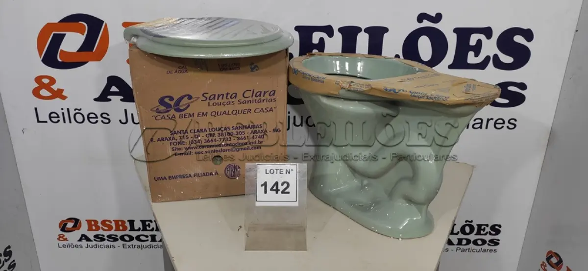 LOTE 142 - 01 KIT VASO BACIA COM CAIXA ACOPLADA VERDE SANTA CLARA. (NO ESTADO, NÃO SABEMOS SE FUNCIONA. LEILÃO NÃO TEM GARANTIA E NEM DEVOLUÇÃO, SUJEITO A POSSÍVEIS AVARIAS VISÍVEIS/OCULTAS E/OU AUSÊNCIA DE COMPONENTES)