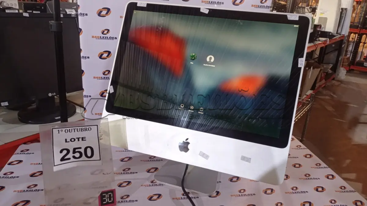 LOTE 250 - 01 IMAC APPLE. (NO ESTADO) ATENÇÃO! FAZER A VISITAÇÃO ANTES DE ARREMATAR, NÃO SABEMOS SE FUNCIONA, LEILÃO NÃO TEM GARANTIA E NEM DEVOLUÇÃO, SUJEITO A POSSÍVEIS AVARIAS VISÍVEIS/OCULTAS E/OU AUSÊNCIA DE COMPONENTES.