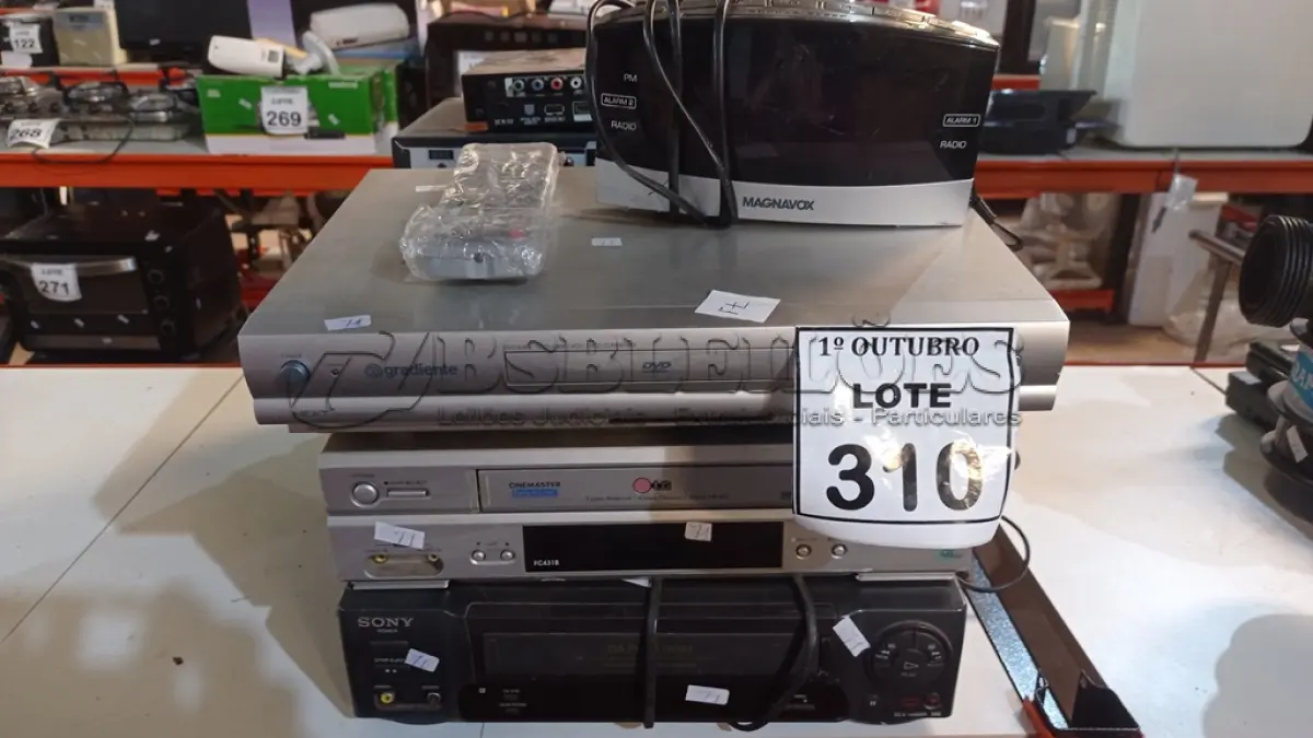 LOTE 310 - 07 APARELHOS DE DVD, 02 APARELHOS DE VÍDEO CASSETE, 01 RECEPTOR DE TV E 01 RÁDIO RELÓGIO. (NO ESTADO) ATENÇÃO! FAZER A VISITAÇÃO ANTES DE ARREMATAR, NÃO SABEMOS SE FUNCIONA, LEILÃO NÃO TEM GARANTIA E NEM DEVOLUÇÃO, SUJEITO A POSSÍVEIS AVARIAS VISÍVEIS/OCULTAS E/OU AUSÊNCIA DE COMPONENTES.