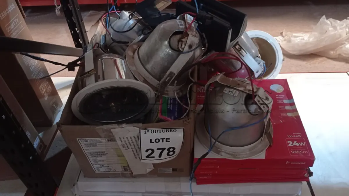 LOTE 278 - 01 LOTE COM VÁRIAS LUMINÁRIAS MARCAS E MODELOS DIVERSOS. (NO ESTADO) ATENÇÃO! FAZER A VISITAÇÃO ANTES DE ARREMATAR, NÃO SABEMOS SE FUNCIONA, LEILÃO NÃO TEM GARANTIA E NEM DEVOLUÇÃO, SUJEITO A POSSÍVEIS AVARIAS VISÍVEIS/OCULTAS E/OU AUSÊNCIA DE COMPONENTES.