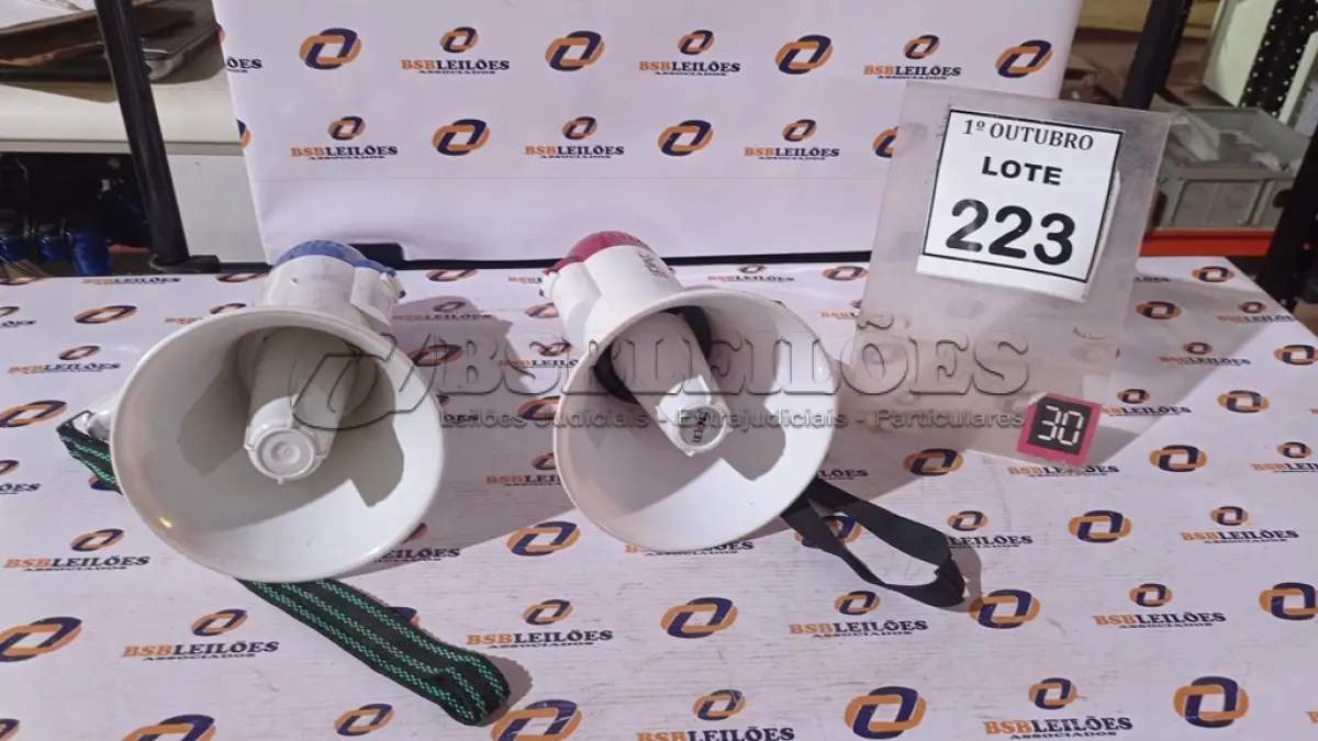 LOTE 223 - 02 MEGAFONES. (NO ESTADO) ATENÇÃO! FAZER A VISITAÇÃO ANTES DE ARREMATAR, NÃO SABEMOS SE FUNCIONA, LEILÃO NÃO TEM GARANTIA E NEM DEVOLUÇÃO, SUJEITO A POSSÍVEIS AVARIAS VISÍVEIS/OCULTAS E/OU AUSÊNCIA DE COMPONENTES.