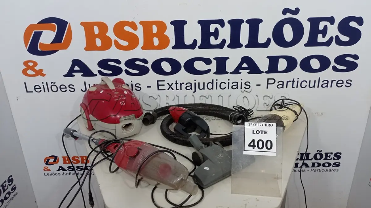 LOTE 400 - 03 ASPIRADORES DE PÓ. (NO ESTADO) ATENÇÃO! FAZER A VISITAÇÃO ANTES DE ARREMATAR, NÃO SABEMOS SE FUNCIONA, LEILÃO NÃO TEM GARANTIA E NEM DEVOLUÇÃO, SUJEITO A POSSÍVEIS AVARIAS VISÍVEIS/OCULTAS E/OU AUSÊNCIA DE COMPONENTES.