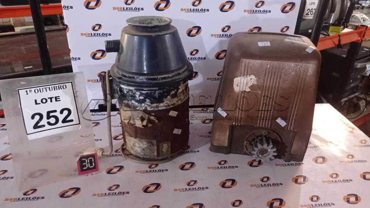 LOTE 252 - 01 TRITURADOR DE RESÍDUOS E 01 MOTOR ELÉTRICO DE PORTÃO. (NO ESTADO) ATENÇÃO! FAZER A VISITAÇÃO ANTES DE ARREMATAR, NÃO SABEMOS SE FUNCIONA, LEILÃO NÃO TEM GARANTIA E NEM DEVOLUÇÃO, SUJEITO A POSSÍVEIS AVARIAS VISÍVEIS/OCULTAS E/OU AUSÊNCIA DE COMPONENTES.