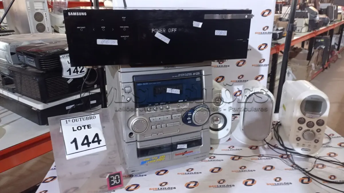 LOTE 144 - 01 RECEIVER MODELO HW-C560S, 01 MINI SYSTEM MARCA FIRSTLINE COM 02 CAIXAS E 01 MINI SYSTEM MARCA AIWA. (NO ESTADO) ATENÇÃO! FAZER A VISITAÇÃO ANTES DE ARREMATAR, NÃO SABEMOS SE FUNCIONA, LEILÃO NÃO TEM GARANTIA E NEM DEVOLUÇÃO, SUJEITO A POSSÍVEIS AVARIAS VISÍVEIS/OCULTAS E/OU AUSÊNCIA DE COMPONENTES.