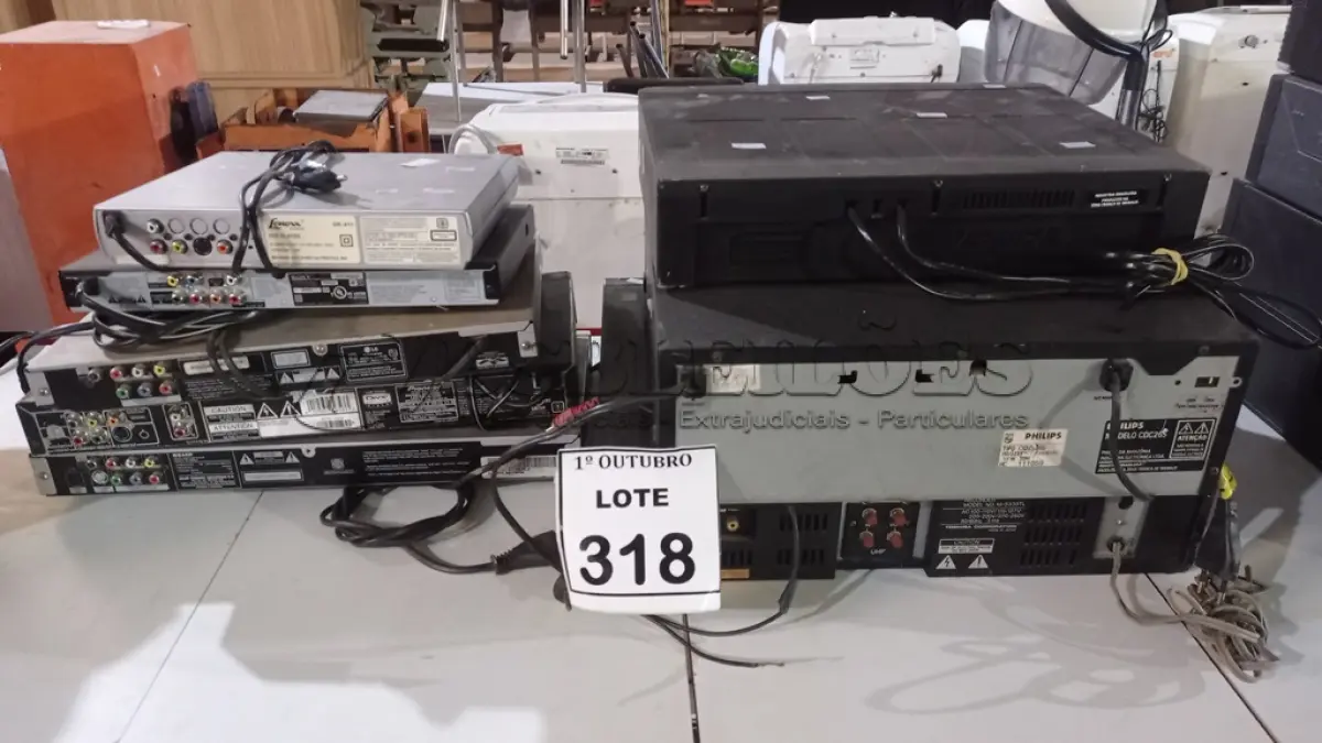 LOTE 318 - 05 APARELHOS DE DVD, 01 APARELHO DE VÍDEO CASSETE, 01 TOCA DISCO E 01 CD PLAYER. (NO ESTADO) ATENÇÃO! FAZER A VISITAÇÃO ANTES DE ARREMATAR, NÃO SABEMOS SE FUNCIONA, LEILÃO NÃO TEM GARANTIA E NEM DEVOLUÇÃO, SUJEITO A POSSÍVEIS AVARIAS VISÍVEIS/OCULTAS E/OU AUSÊNCIA DE COMPONENTES.