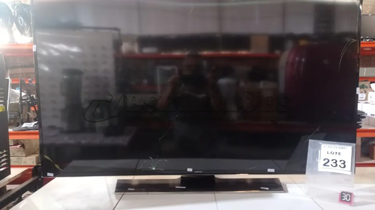 LOTE 233 - 01 TV LCD 55’’ MARCA SAMSUNG. (NO ESTADO) ATENÇÃO! FAZER A VISITAÇÃO ANTES DE ARREMATAR, NÃO SABEMOS SE FUNCIONA, LEILÃO NÃO TEM GARANTIA E NEM DEVOLUÇÃO, SUJEITO A POSSÍVEIS AVARIAS VISÍVEIS/OCULTAS E/OU AUSÊNCIA DE COMPONENTES.