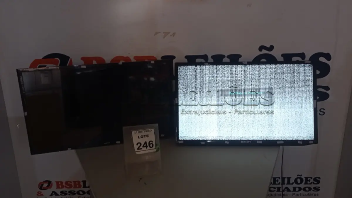 LOTE 246 - 02 TVS LCD 32’’ MARCA SAMSUNG. (NO ESTADO) ATENÇÃO! FAZER A VISITAÇÃO ANTES DE ARREMATAR, NÃO SABEMOS SE FUNCIONA, LEILÃO NÃO TEM GARANTIA E NEM DEVOLUÇÃO, SUJEITO A POSSÍVEIS AVARIAS VISÍVEIS/OCULTAS E/OU AUSÊNCIA DE COMPONENTES.