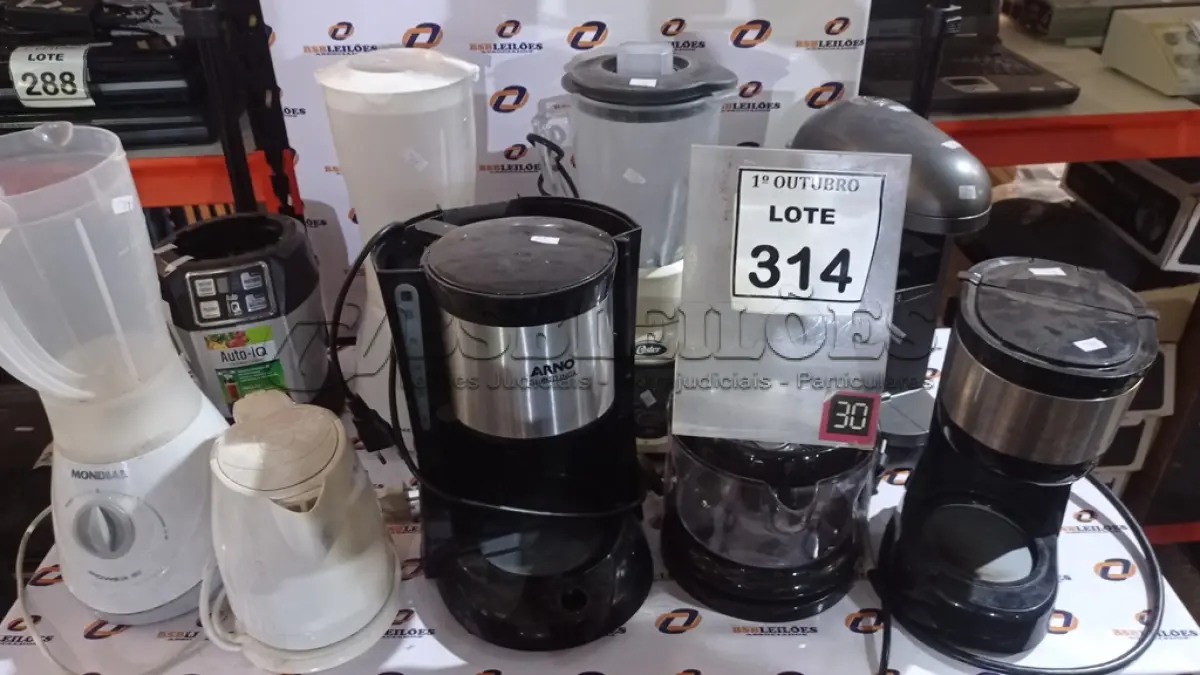 LOTE 314 - 03 CAFETEIRAS MARCAS E MODELOS DIVERSOS, 04 LIQUIDIFICADORES E 01 CHALEIRA ELÉTRICA. (NO ESTADO) ATENÇÃO! FAZER A VISITAÇÃO ANTES DE ARREMATAR, NÃO SABEMOS SE FUNCIONA, LEILÃO NÃO TEM GARANTIA E NEM DEVOLUÇÃO, SUJEITO A POSSÍVEIS AVARIAS VISÍVEIS/OCULTAS E/OU AUSÊNCIA DE COMPONENTES.