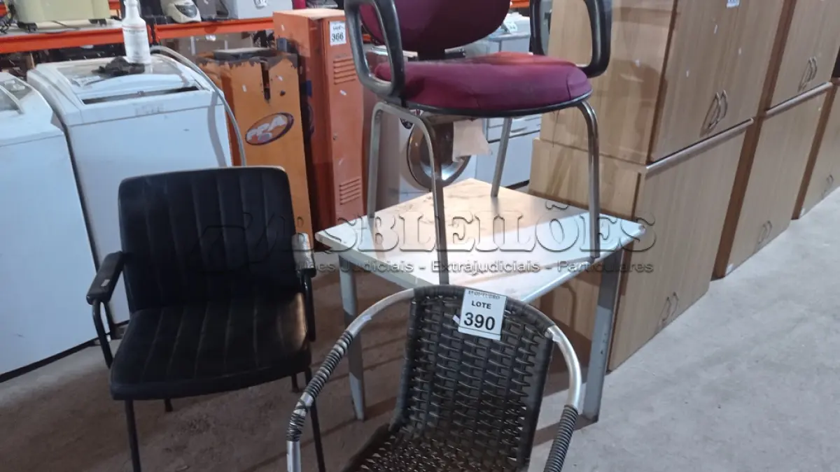 LOTE 390 - 03 CADEIRAS MODELOS DIVERSOS E 01 MESA PEQUENA. (NO ESTADO) ATENÇÃO! FAZER A VISITAÇÃO ANTES DE ARREMATAR, NÃO SABEMOS SE FUNCIONA, LEILÃO NÃO TEM GARANTIA E NEM DEVOLUÇÃO, SUJEITO A POSSÍVEIS AVARIAS VISÍVEIS/OCULTAS E/OU AUSÊNCIA DE COMPONENTES.