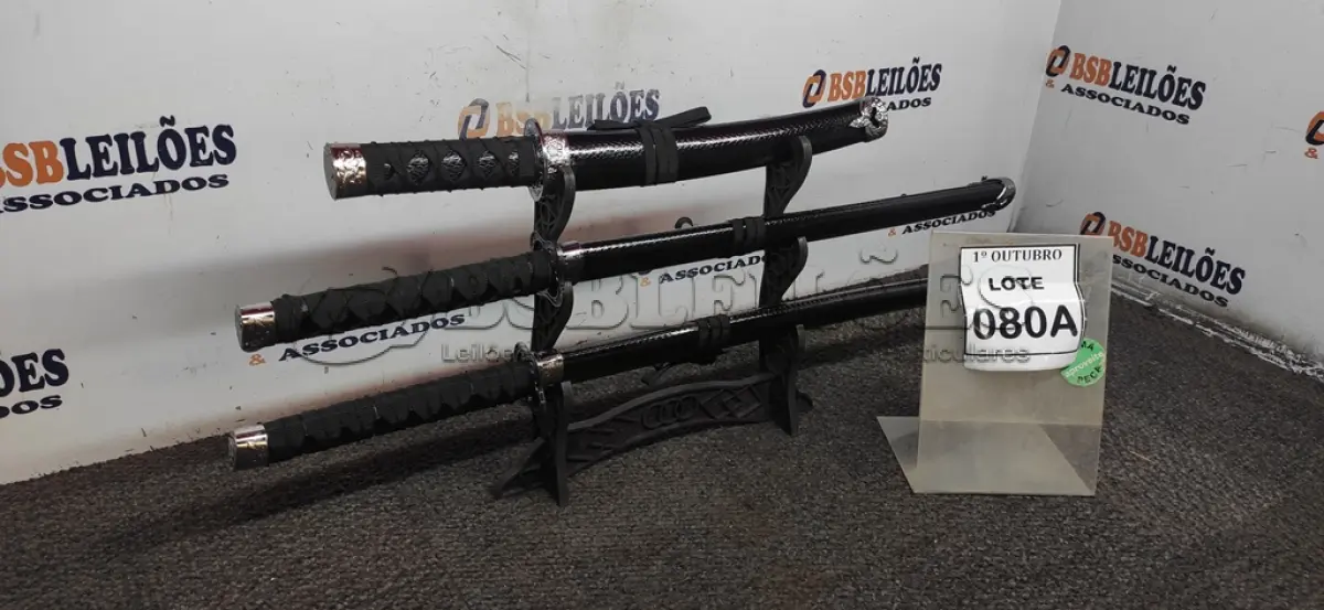 LOTE 080 - 03 ESPADAS KATANA ORNAMENTAL COM SUPORTE. (NO ESTADO) ATENÇÃO! FAZER A VISITAÇÃO ANTES DE ARREMATAR, NÃO SABEMOS SE FUNCIONA, LEILÃO NÃO TEM GARANTIA E NEM DEVOLUÇÃO, SUJEITO A POSSÍVEIS AVARIAS VISÍVEIS/OCULTAS E/OU AUSÊNCIA DE COMPONENTES.