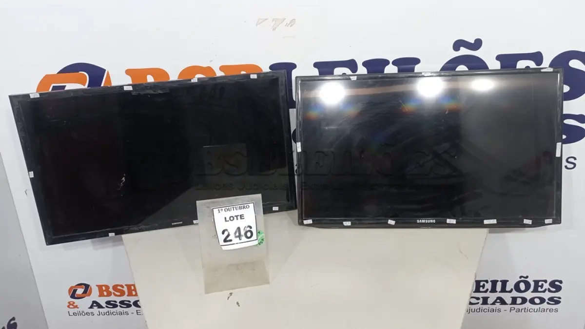 LOTE 246 - 02 TVS LCD 32’’ MARCA SAMSUNG. (NO ESTADO) ATENÇÃO! FAZER A VISITAÇÃO ANTES DE ARREMATAR, NÃO SABEMOS SE FUNCIONA, LEILÃO NÃO TEM GARANTIA E NEM DEVOLUÇÃO, SUJEITO A POSSÍVEIS AVARIAS VISÍVEIS/OCULTAS E/OU AUSÊNCIA DE COMPONENTES.