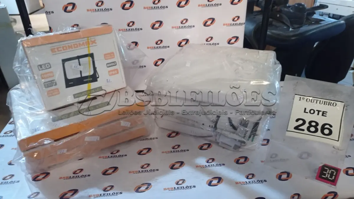 LOTE 286 - 01 LOTE COM VÁRIAS LUMINÁRIAS LED. (NO ESTADO) ATENÇÃO! FAZER A VISITAÇÃO ANTES DE ARREMATAR, NÃO SABEMOS SE FUNCIONA, LEILÃO NÃO TEM GARANTIA E NEM DEVOLUÇÃO, SUJEITO A POSSÍVEIS AVARIAS VISÍVEIS/OCULTAS E/OU AUSÊNCIA DE COMPONENTES.