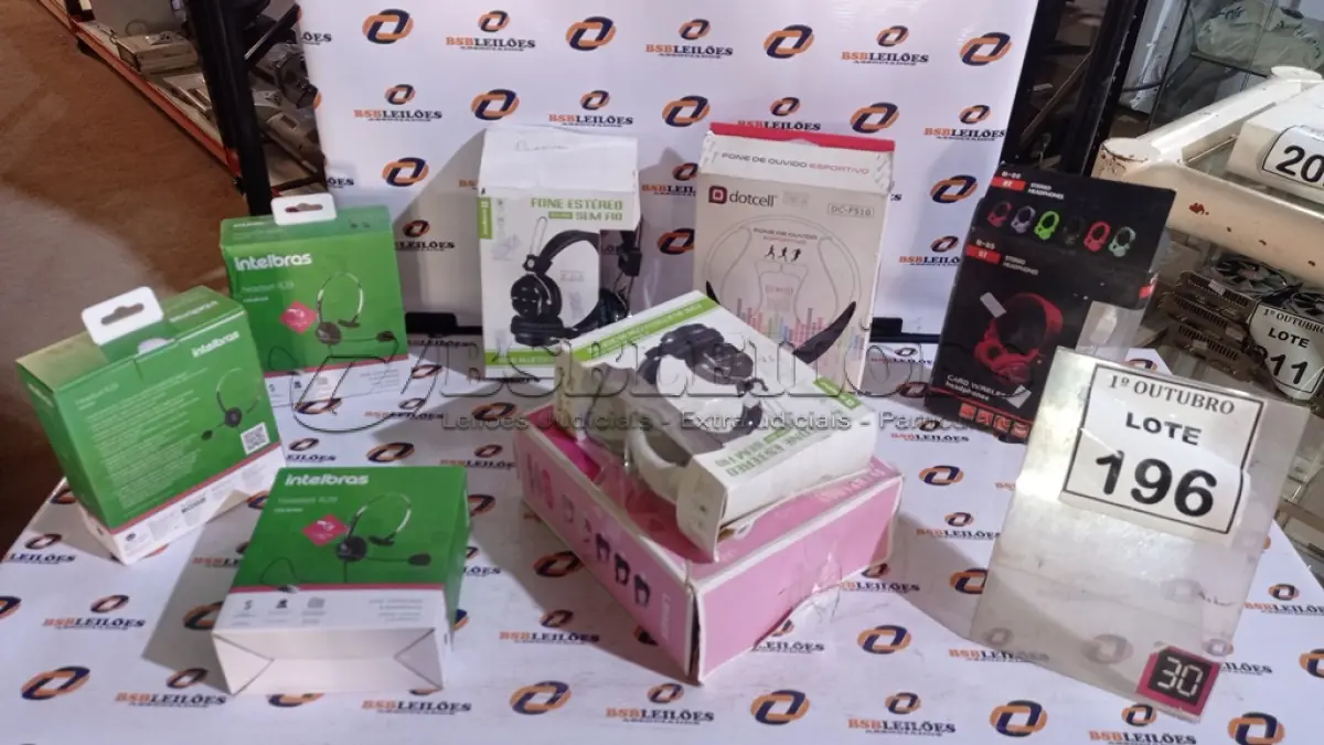 LOTE 196 - 08 HEADPHONES DE MARCAS E MODELOS DIVERSOS. (NO ESTADO) ATENÇÃO! FAZER A VISITAÇÃO ANTES DE ARREMATAR, NÃO SABEMOS SE FUNCIONA, LEILÃO NÃO TEM GARANTIA E NEM DEVOLUÇÃO, SUJEITO A POSSÍVEIS AVARIAS VISÍVEIS/OCULTAS E/OU AUSÊNCIA DE COMPONENTES.