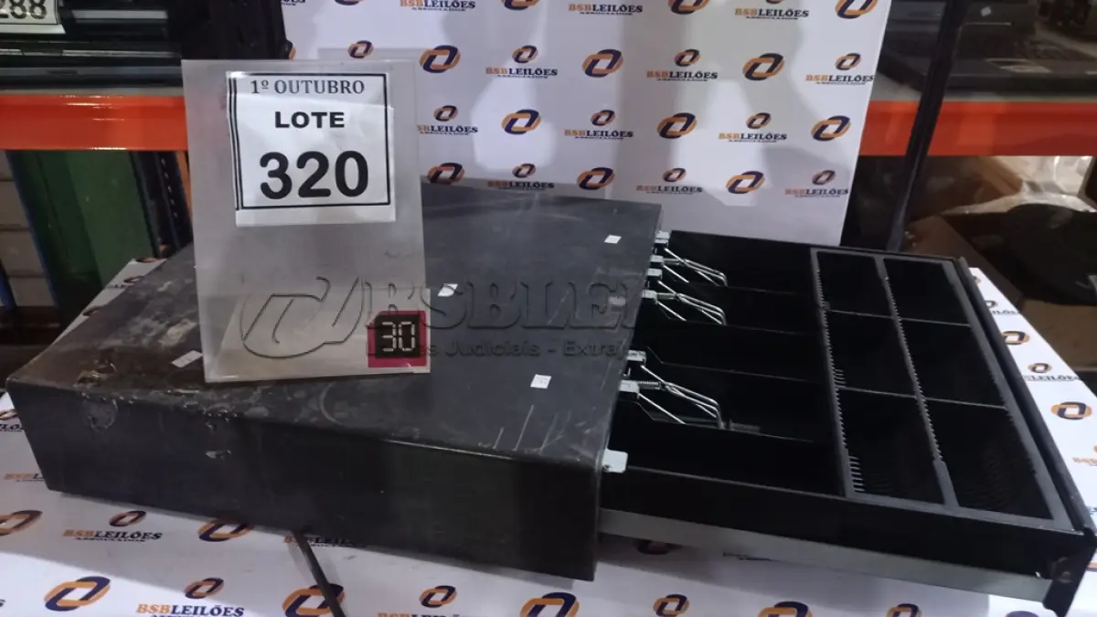 LOTE 320 - 01 GAVETA DE DINHEIRO. (NO ESTADO) ATENÇÃO! FAZER A VISITAÇÃO ANTES DE ARREMATAR, NÃO SABEMOS SE FUNCIONA, LEILÃO NÃO TEM GARANTIA E NEM DEVOLUÇÃO, SUJEITO A POSSÍVEIS AVARIAS VISÍVEIS/OCULTAS E/OU AUSÊNCIA DE COMPONENTES.