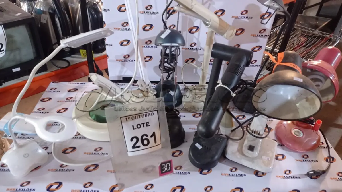 LOTE 261 - 01 LOTE COM VÁRIAS LUMINÁRIAS MARCAS E MODELOS DIVERSOS. (NO ESTADO) ATENÇÃO! FAZER A VISITAÇÃO ANTES DE ARREMATAR, NÃO SABEMOS SE FUNCIONA, LEILÃO NÃO TEM GARANTIA E NEM DEVOLUÇÃO, SUJEITO A POSSÍVEIS AVARIAS VISÍVEIS/OCULTAS E/OU AUSÊNCIA DE COMPONENTES.