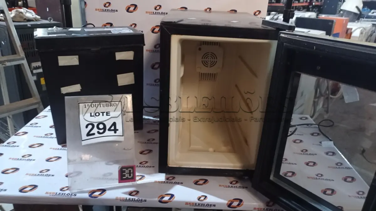 LOTE 294 - 01 ADEGA MARCA MALLORY E 01 FRAGMENTADORA DE PAPEL. (NO ESTADO) ATENÇÃO! FAZER A VISITAÇÃO ANTES DE ARREMATAR, NÃO SABEMOS SE FUNCIONA, LEILÃO NÃO TEM GARANTIA E NEM DEVOLUÇÃO, SUJEITO A POSSÍVEIS AVARIAS VISÍVEIS/OCULTAS E/OU AUSÊNCIA DE COMPONENTES.