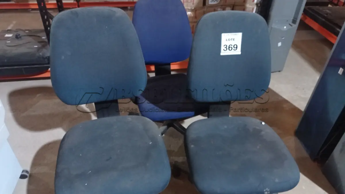 LOTE 369 - 03 CADEIRAS EXECUTIVAS COM RODINHAS. (NO ESTADO) ATENÇÃO! FAZER A VISITAÇÃO ANTES DE ARREMATAR, NÃO SABEMOS SE FUNCIONA, LEILÃO NÃO TEM GARANTIA E NEM DEVOLUÇÃO, SUJEITO A POSSÍVEIS AVARIAS VISÍVEIS/OCULTAS E/OU AUSÊNCIA DE COMPONENTES.