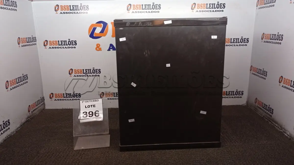 LOTE 396 - 01 FRIGOBAR. (NO ESTADO) ATENÇÃO! FAZER A VISITAÇÃO ANTES DE ARREMATAR, NÃO SABEMOS SE FUNCIONA, LEILÃO NÃO TEM GARANTIA E NEM DEVOLUÇÃO, SUJEITO A POSSÍVEIS AVARIAS VISÍVEIS/OCULTAS E/OU AUSÊNCIA DE COMPONENTES.