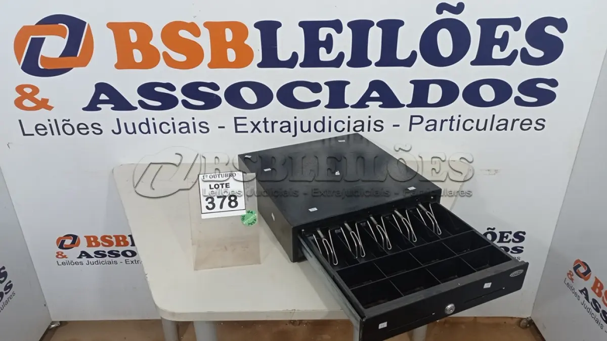 LOTE 378 - 01 GAVETA DE DINHEIRO. (NO ESTADO) ATENÇÃO! FAZER A VISITAÇÃO ANTES DE ARREMATAR, NÃO SABEMOS SE FUNCIONA, LEILÃO NÃO TEM GARANTIA E NEM DEVOLUÇÃO, SUJEITO A POSSÍVEIS AVARIAS VISÍVEIS/OCULTAS E/OU AUSÊNCIA DE COMPONENTES.