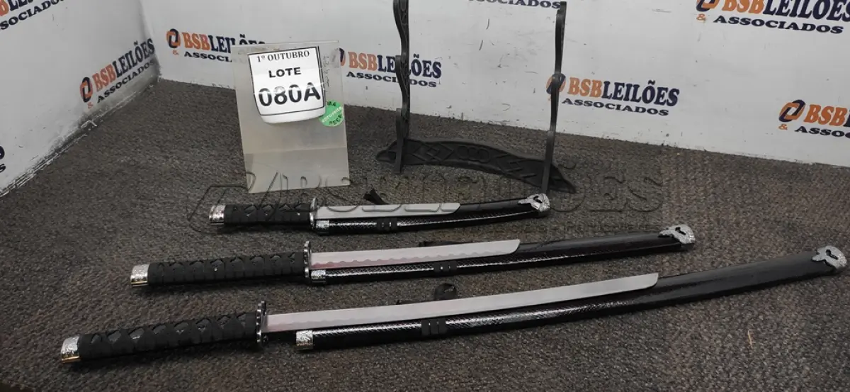 LOTE 080 - 03 ESPADAS KATANA ORNAMENTAL COM SUPORTE. (NO ESTADO) ATENÇÃO! FAZER A VISITAÇÃO ANTES DE ARREMATAR, NÃO SABEMOS SE FUNCIONA, LEILÃO NÃO TEM GARANTIA E NEM DEVOLUÇÃO, SUJEITO A POSSÍVEIS AVARIAS VISÍVEIS/OCULTAS E/OU AUSÊNCIA DE COMPONENTES.