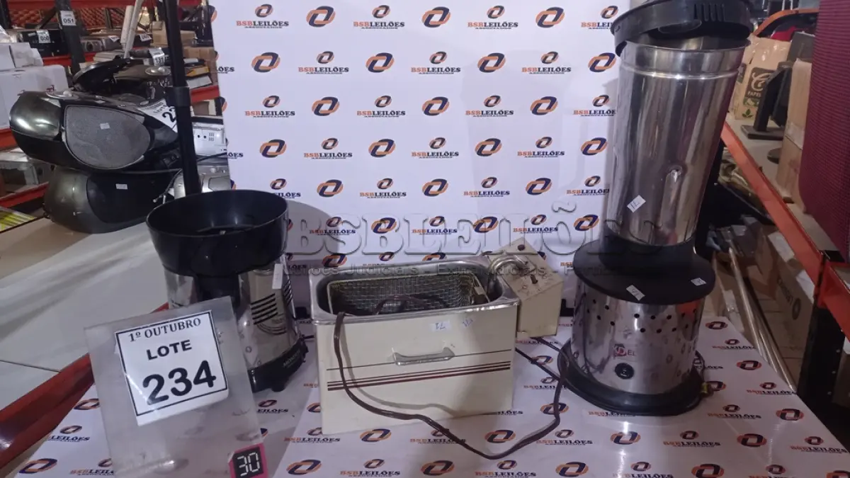 LOTE 234 - 01 FRITADEIRA ELÉTRICA, 01 LIQUIDIFICADOR INDUSTRIAL E 01 MOTOR DE LIQUIDIFICADOR INDUSTRIAL. (NO ESTADO) ATENÇÃO! FAZER A VISITAÇÃO ANTES DE ARREMATAR, NÃO SABEMOS SE FUNCIONA, LEILÃO NÃO TEM GARANTIA E NEM DEVOLUÇÃO, SUJEITO A POSSÍVEIS AVARIAS VISÍVEIS/OCULTAS E/OU AUSÊNCIA DE COMPONENTES.