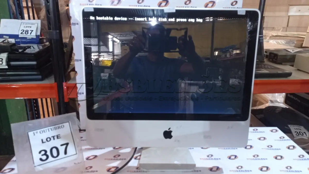 LOTE 307 - 01 IMAC APPLE. (NO ESTADO) ATENÇÃO! FAZER A VISITAÇÃO ANTES DE ARREMATAR, NÃO SABEMOS SE FUNCIONA, LEILÃO NÃO TEM GARANTIA E NEM DEVOLUÇÃO, SUJEITO A POSSÍVEIS AVARIAS VISÍVEIS/OCULTAS E/OU AUSÊNCIA DE COMPONENTES.