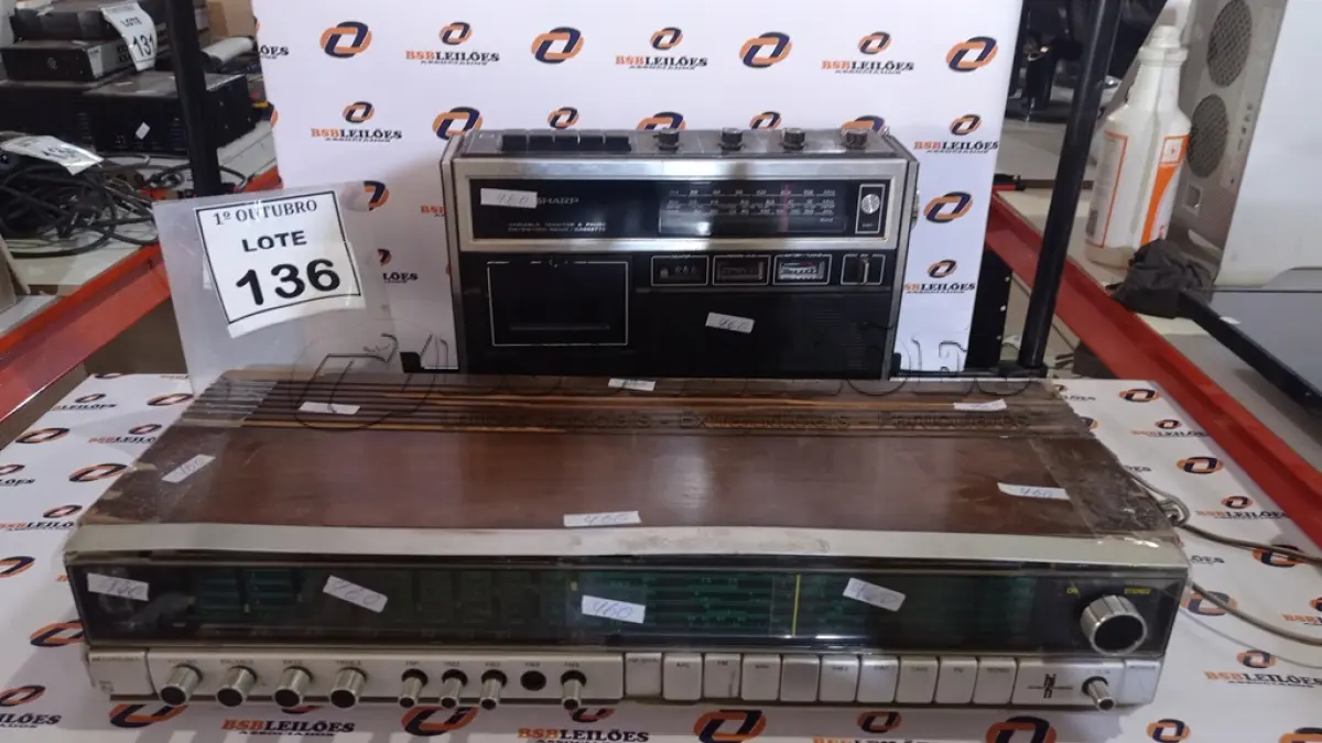 LOTE 136 - 01 RÁDIO GRAVADOR MARCA SHARP E 01 SINTONIZADOR AMPLIFICADOR MARCA PHILIPS. (NO ESTADO) ATENÇÃO! FAZER A VISITAÇÃO ANTES DE ARREMATAR, NÃO SABEMOS SE FUNCIONA, LEILÃO NÃO TEM GARANTIA E NEM DEVOLUÇÃO, SUJEITO A POSSÍVEIS AVARIAS VISÍVEIS/OCULTAS E/OU AUSÊNCIA DE COMPONENTES.