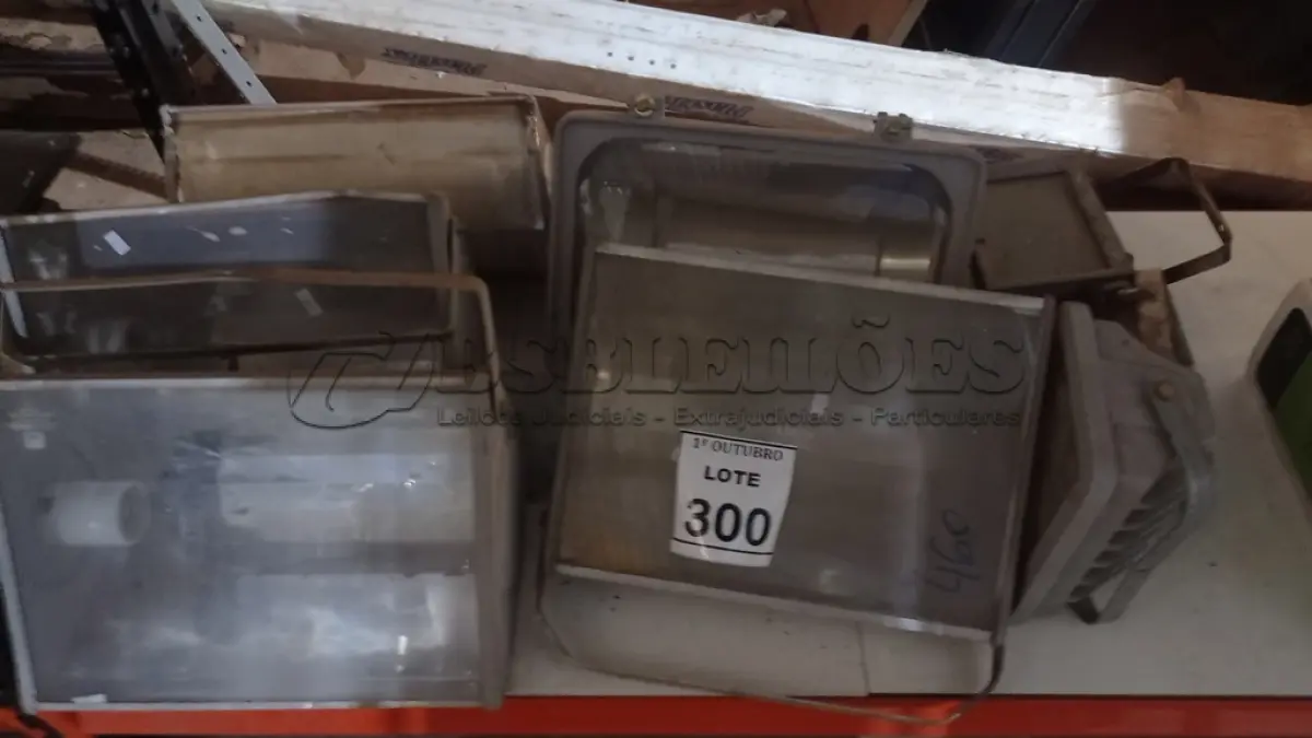 LOTE 300 - 08 REFLETORES DE TAMANHOS VARIADOS. (NO ESTADO) ATENÇÃO! FAZER A VISITAÇÃO ANTES DE ARREMATAR, NÃO SABEMOS SE FUNCIONA, LEILÃO NÃO TEM GARANTIA E NEM DEVOLUÇÃO, SUJEITO A POSSÍVEIS AVARIAS VISÍVEIS/OCULTAS E/OU AUSÊNCIA DE COMPONENTES.