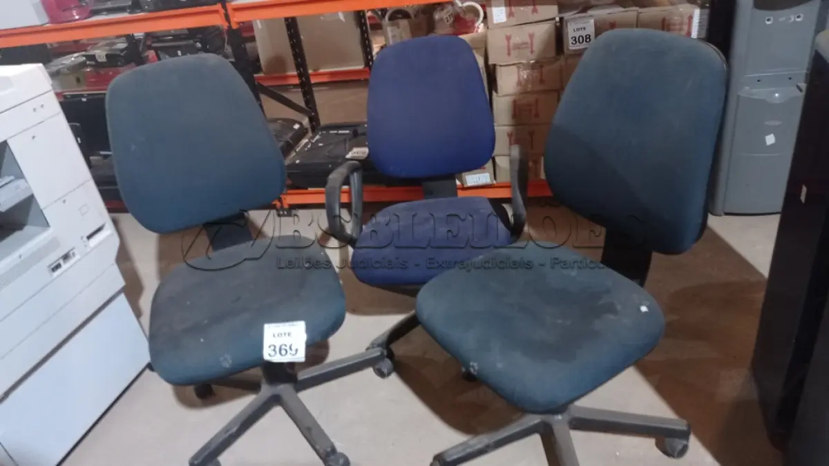 LOTE 369 - 03 CADEIRAS EXECUTIVAS COM RODINHAS. (NO ESTADO) ATENÇÃO! FAZER A VISITAÇÃO ANTES DE ARREMATAR, NÃO SABEMOS SE FUNCIONA, LEILÃO NÃO TEM GARANTIA E NEM DEVOLUÇÃO, SUJEITO A POSSÍVEIS AVARIAS VISÍVEIS/OCULTAS E/OU AUSÊNCIA DE COMPONENTES.