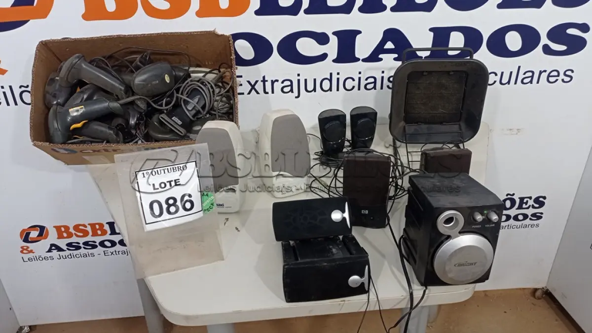 LOTE 086 - 01 LOTE COM VÁRIAS CAIXAS DE SOM, LEITORAS DE CÓDIGO DE BARRAS, 01 COOLER DE NOTEBOOK E 01 EXAUSTOR DE BANCADA. (NO ESTADO) ATENÇÃO! FAZER A VISITAÇÃO ANTES DE ARREMATAR, NÃO SABEMOS SE FUNCIONA, LEILÃO NÃO TEM GARANTIA E NEM DEVOLUÇÃO, SUJEITO A POSSÍVEIS AVARIAS VISÍVEIS/OCULTAS E/OU AUSÊNCIA DE COMPONENTES.