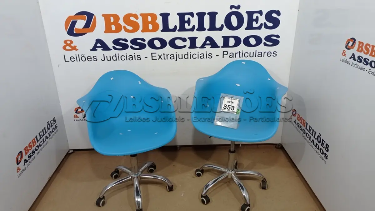 LOTE 353 - 02 CADEIRAS GIRATÓRIAS TIPO CONCHA. (NO ESTADO) ATENÇÃO! FAZER A VISITAÇÃO ANTES DE ARREMATAR, NÃO SABEMOS SE FUNCIONA, LEILÃO NÃO TEM GARANTIA E NEM DEVOLUÇÃO, SUJEITO A POSSÍVEIS AVARIAS VISÍVEIS/OCULTAS E/OU AUSÊNCIA DE COMPONENTES.