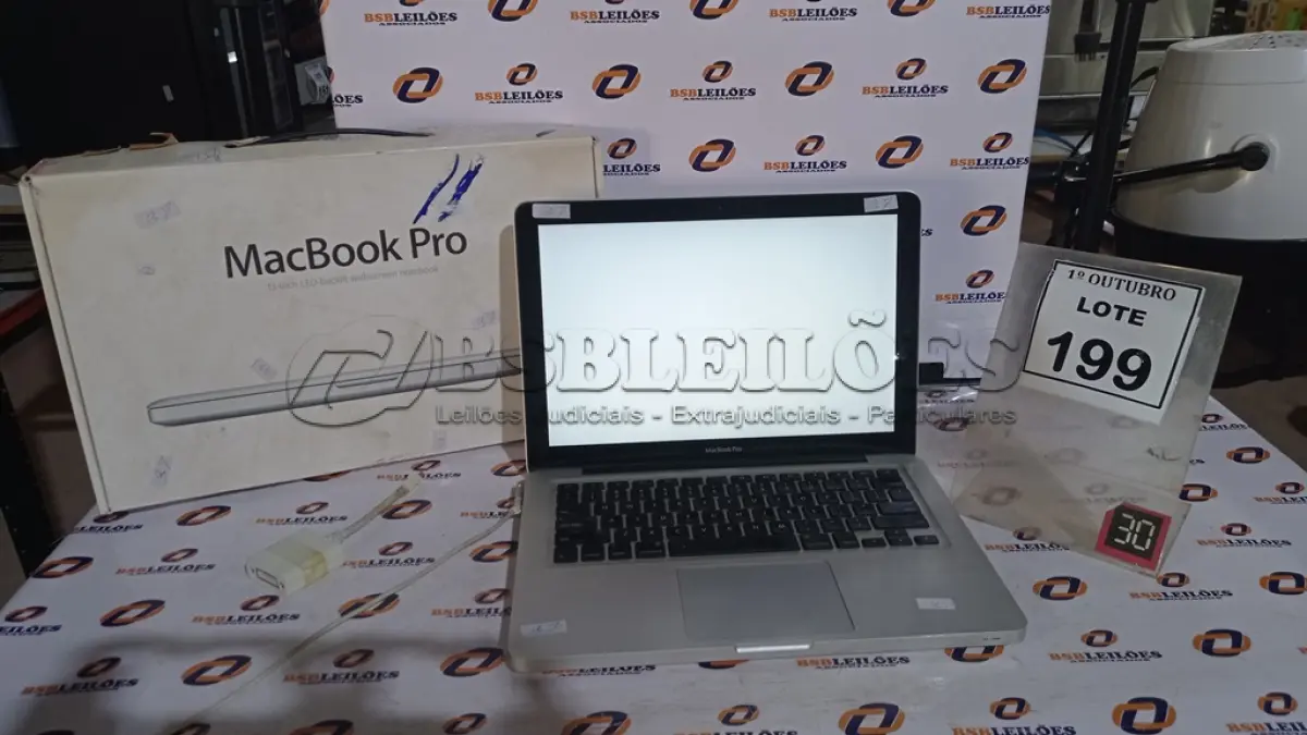 LOTE 199 - 01 MACBOOK PRO I7 COM CARREGADOR. (NO ESTADO) ATENÇÃO! FAZER A VISITAÇÃO ANTES DE ARREMATAR, NÃO SABEMOS SE FUNCIONA, LEILÃO NÃO TEM GARANTIA E NEM DEVOLUÇÃO, SUJEITO A POSSÍVEIS AVARIAS VISÍVEIS/OCULTAS E/OU AUSÊNCIA DE COMPONENTES.