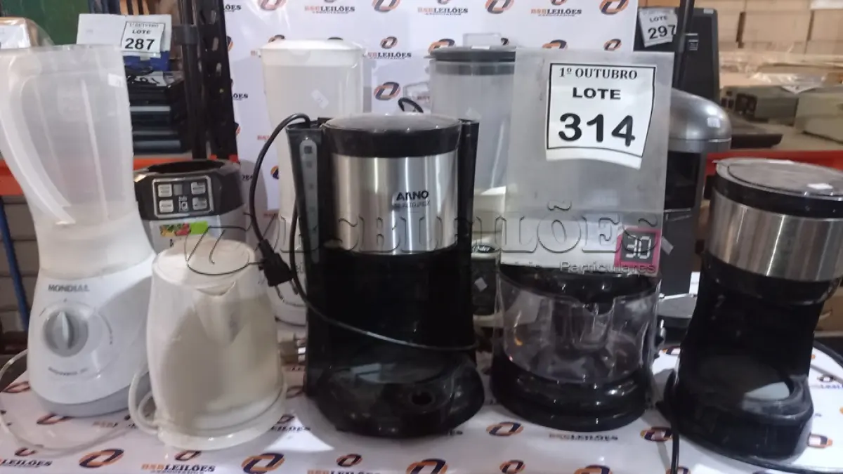 LOTE 314 - 03 CAFETEIRAS MARCAS E MODELOS DIVERSOS, 04 LIQUIDIFICADORES E 01 CHALEIRA ELÉTRICA. (NO ESTADO) ATENÇÃO! FAZER A VISITAÇÃO ANTES DE ARREMATAR, NÃO SABEMOS SE FUNCIONA, LEILÃO NÃO TEM GARANTIA E NEM DEVOLUÇÃO, SUJEITO A POSSÍVEIS AVARIAS VISÍVEIS/OCULTAS E/OU AUSÊNCIA DE COMPONENTES.